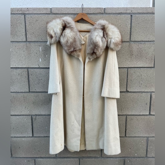 Vintage Fur Jacket 🧥 - Picture 2 of 10